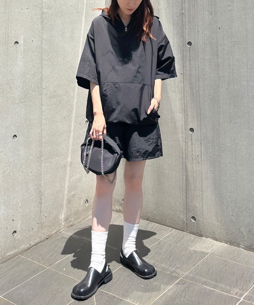 ISOOK(アイスー)の「【ISOOK / アイスー】ナイロンパーカーセットアップ / アノラックパーカー 半袖パーカー フード付き フーディ ジップアップ ハーフジップ ショートパンツ ドロスト ドローコード 2点セット 無地 ベージュ ブラック 黒 ZOZOTOWN限定(セットアップ・レディース・ブラック/ベージュ・FREE)」の5枚目の写真