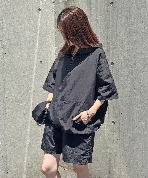 ISOOK(アイスー)の「【ISOOK / アイスー】ナイロンパーカーセットアップ / アノラックパーカー 半袖パーカー フード付き フーディ ジップアップ ハーフジップ ショートパンツ ドロスト ドローコード 2点セット 無地 ベージュ ブラック 黒 ZOZOTOWN限定(セットアップ・レディース・ブラック/ベージュ・FREE)」の20枚目の写真