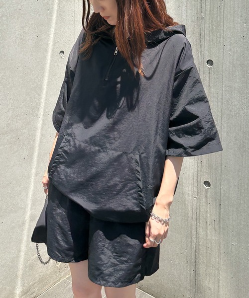 ISOOK(アイスー)の「【ISOOK / アイスー】ナイロンパーカーセットアップ / アノラックパーカー 半袖パーカー フード付き フーディ ジップアップ ハーフジップ ショートパンツ ドロスト ドローコード 2点セット 無地 ベージュ ブラック 黒 ZOZOTOWN限定(セットアップ・レディース・ブラック/ベージュ・FREE)」の4枚目の写真