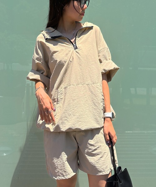 ISOOK(アイスー)の「【ISOOK / アイスー】ナイロンパーカーセットアップ / アノラックパーカー 半袖パーカー フード付き フーディ ジップアップ ハーフジップ ショートパンツ ドロスト ドローコード 2点セット 無地 ベージュ ブラック 黒 ZOZOTOWN限定(セットアップ・レディース・ブラック/ベージュ・FREE)」の7枚目の写真