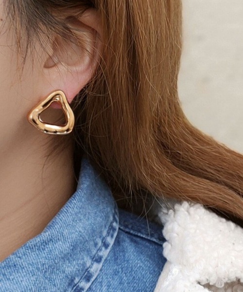 yu-ka（ユーカ）の「YU-KA:ニュアンストライアングルピアス nuance triangle pierce（ピアス（両耳用）・レディース・シルバー/ゴールド・FREE）」の2枚目の写真