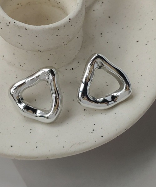 yu-ka（ユーカ）の「YU-KA:ニュアンストライアングルピアス nuance triangle pierce（ピアス（両耳用）・レディース・シルバー/ゴールド・FREE）」の3枚目の写真
