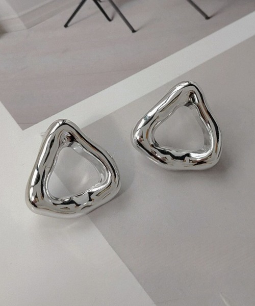 yu-ka（ユーカ）の「YU-KA:ニュアンストライアングルピアス nuance triangle pierce（ピアス（両耳用）・レディース・シルバー/ゴールド・FREE）」の4枚目の写真