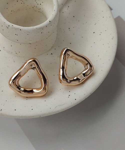 yu-ka（ユーカ）の「YU-KA:ニュアンストライアングルピアス nuance triangle pierce（ピアス（両耳用）・レディース・シルバー/ゴールド・FREE）」の5枚目の写真