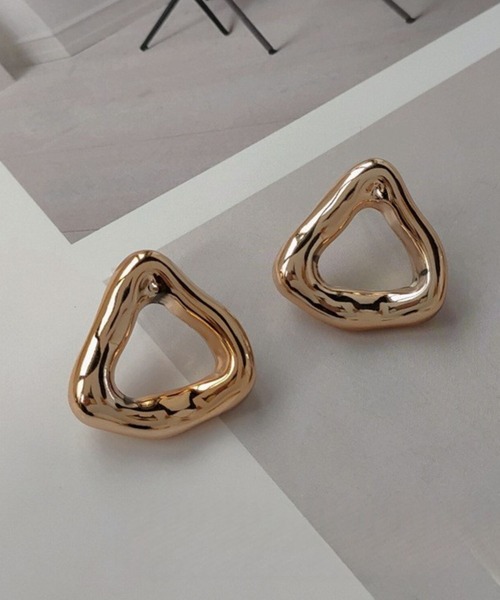 yu-ka（ユーカ）の「YU-KA:ニュアンストライアングルピアス nuance triangle pierce（ピアス（両耳用）・レディース・シルバー/ゴールド・FREE）」の6枚目の写真
