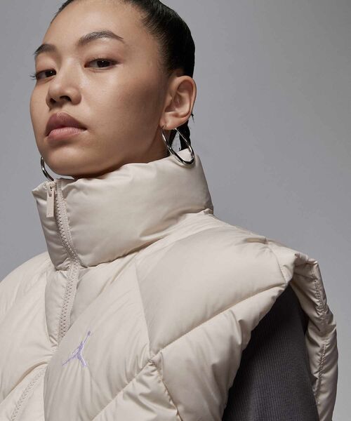 JORDAN BRAND（ジョーダンブランド）の「ジョーダン ブルックリン ウィメンズ Therma-FIT キルテッド パファー ベスト / Jordan Brooklyn Women's Therma-FIT Quilted Puffer Vest HV0414-104 Light Orewood Brown（ダウンベスト・レディース・ブラウン系その他・XS/S/M/L/XL）」の8枚目の写真