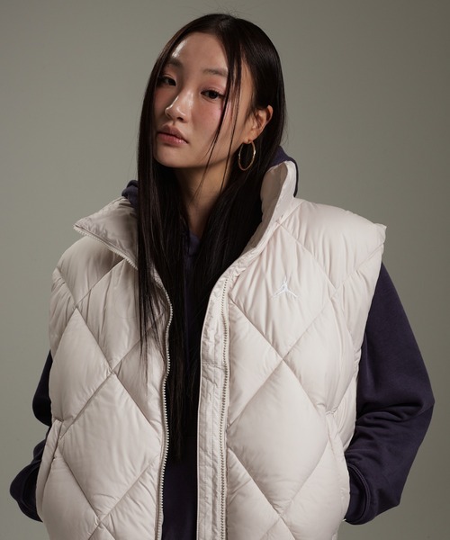 JORDAN BRAND（ジョーダンブランド）の「ジョーダン ブルックリン ウィメンズ Therma-FIT キルテッド パファー ベスト / Jordan Brooklyn Women's Therma-FIT Quilted Puffer Vest HV0414-104 Light Orewood Brown（ダウンベスト・レディース・ブラウン系その他・XS/S/M/L/XL）」の4枚目の写真
