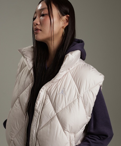 JORDAN BRAND（ジョーダンブランド）の「ジョーダン ブルックリン ウィメンズ Therma-FIT キルテッド パファー ベスト / Jordan Brooklyn Women's Therma-FIT Quilted Puffer Vest HV0414-104 Light Orewood Brown（ダウンベスト・レディース・ブラウン系その他・XS/S/M/L/XL）」の5枚目の写真