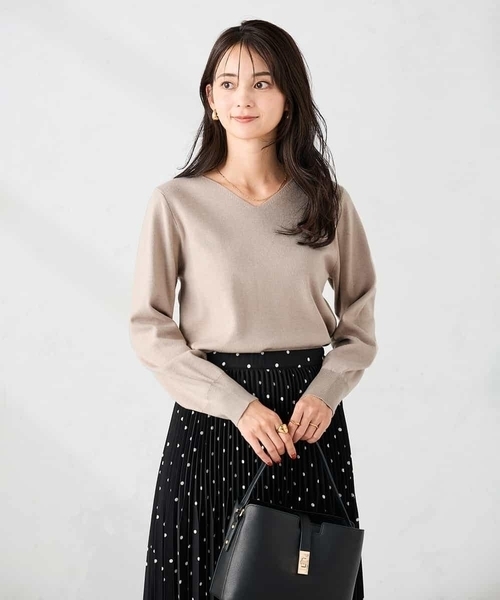 a.v.v（アーヴェヴェ）の「【洗える】Vネックパフスリーブスプリングニット（ニット/セーター・レディース・ブラック/アイボリー/グレー/マスタード/パープル/グレー系その他/レッド/ブルー・42/40/36/34/38）」の5枚目の写真