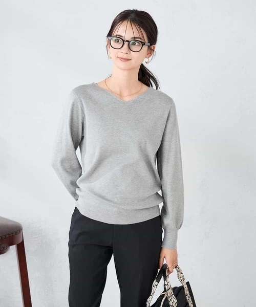 a.v.v（アーヴェヴェ）の「【洗える】Vネックパフスリーブスプリングニット（ニット/セーター・レディース・ブラック/アイボリー/グレー/マスタード/パープル/グレー系その他/レッド/ブルー・42/40/36/34/38）」の4枚目の写真