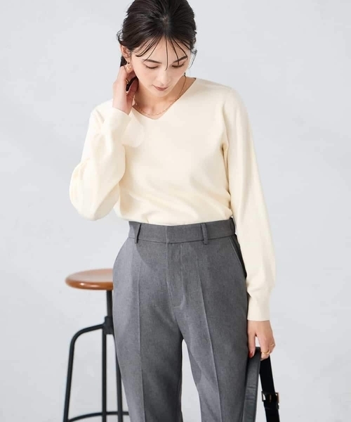 a.v.v（アーヴェヴェ）の「【洗える】Vネックパフスリーブスプリングニット（ニット/セーター・レディース・ブラック/アイボリー/グレー/マスタード/パープル/グレー系その他/レッド/ブルー・42/40/36/34/38）」の2枚目の写真