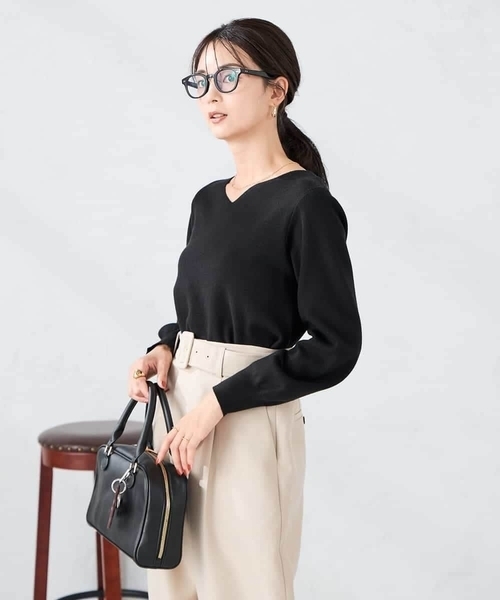 a.v.v（アーヴェヴェ）の「【洗える】Vネックパフスリーブスプリングニット（ニット/セーター・レディース・ブラック/アイボリー/グレー/マスタード/パープル/グレー系その他/レッド/ブルー・42/40/36/34/38）」の3枚目の写真