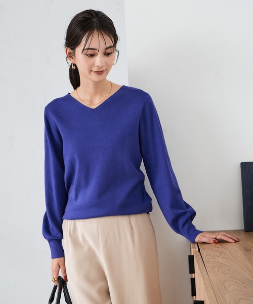 a.v.v（アーヴェヴェ）の「【洗える】Vネックパフスリーブスプリングニット（ニット/セーター・レディース・ブラック/アイボリー/グレー/マスタード/パープル/グレー系その他/レッド/ブルー・42/40/36/34/38）」の9枚目の写真