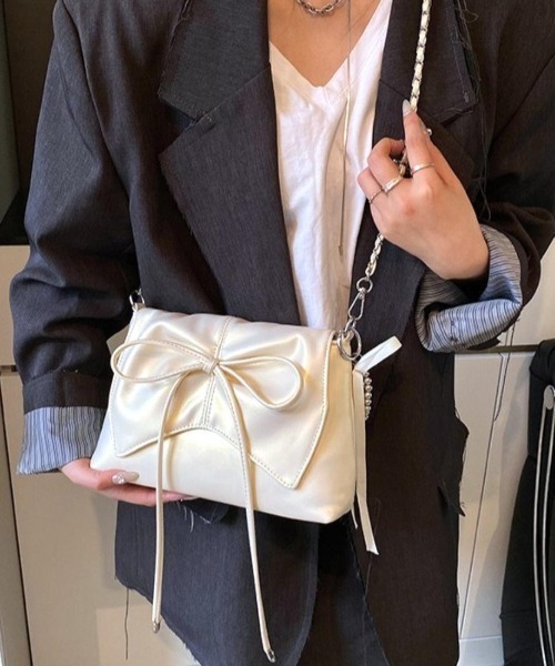 maison de LATIR(メゾンドラティール)の「コーデに甘さをプラスするショルダーバッグ(ショルダーバッグ・レディース・ホワイト/ピンク/ブラック・FREE)」の2枚目の写真