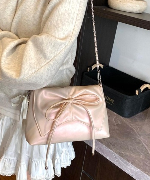 maison de LATIR(メゾンドラティール)の「コーデに甘さをプラスするショルダーバッグ(ショルダーバッグ・レディース・ホワイト/ピンク/ブラック・FREE)」の1枚目の写真