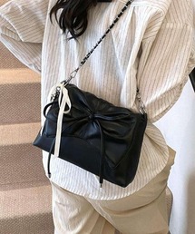 コーデに甘さをプラスするショルダーバッグ