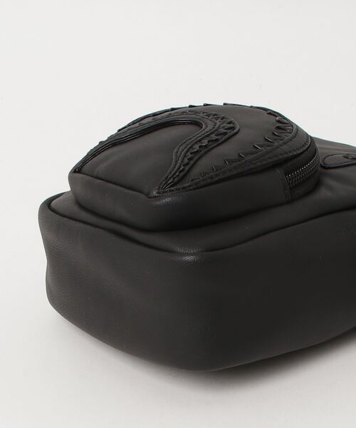 A BATHING APE(アベイシングエイプ)の「SHARK LEATHER MINI BAG(ハンドバッグ・メンズ・ブラック・FREE)」の7枚目の写真