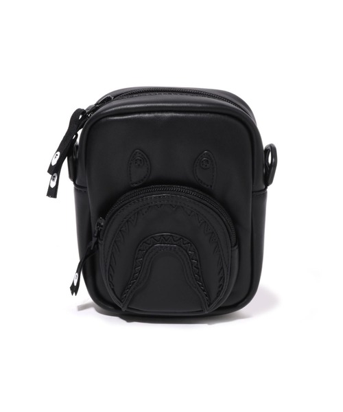 A BATHING APE(アベイシングエイプ)の「SHARK LEATHER MINI BAG(ハンドバッグ・メンズ・ブラック・FREE)」の2枚目の写真