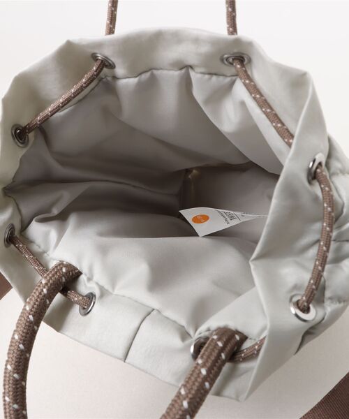 NIKE(ナイキ)の「《NIKEアパレル》NK NSW PUFFLE TINY TOTE(トートバッグ・メンズ・ライトホワイト/ブラック・フリー)」の6枚目の写真