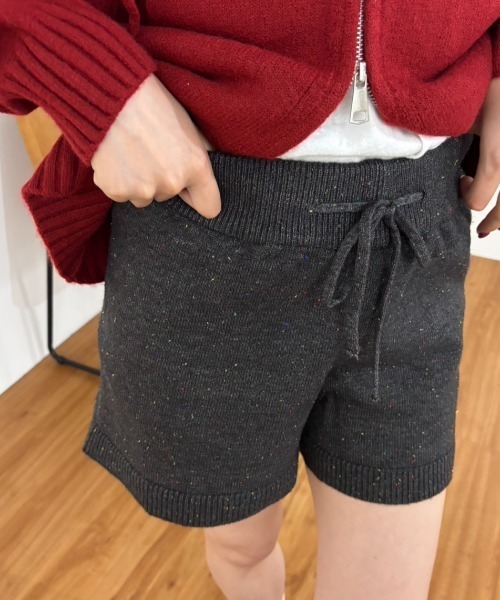 MERLOT(メルロー)の「ネップニットショートパンツ(その他パンツ・レディース・チャコールグレー/レッド・FREE)」の2枚目の写真