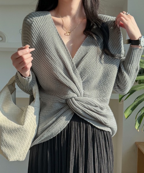 Maison Calme(メゾンカルム)の「【2WAY】フロントクロス オーバーサイズVネックニットカーディガン リバーシブル 大人カジュアル 細見え(ニット/セーター・レディース・ブラック/グレー/ブラウン・F)」の18枚目の写真