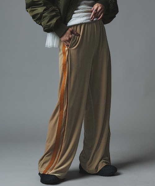 W:Huku（フーク）の「ベロア サイドライン イージー パンツ / Velour Side-Line Easy Pants（その他パンツ・レディース・ブラック/ブラウン/ベージュ/ネイビー・FREE）」の7枚目の写真