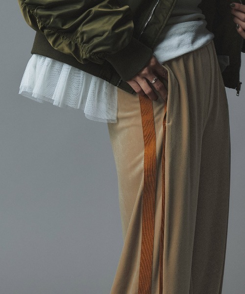 W:Huku（フーク）の「ベロア サイドライン イージー パンツ / Velour Side-Line Easy Pants（その他パンツ・レディース・ブラック/ブラウン/ベージュ/ネイビー・FREE）」の13枚目の写真