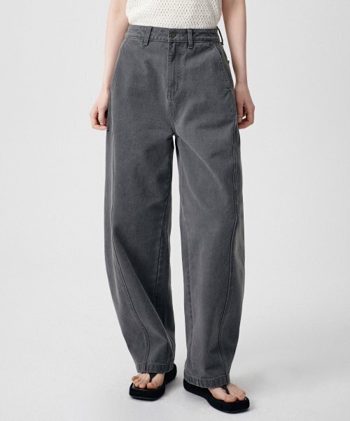 MUSINSA STANDARD WOMAN(ムシンサスタンダードウーマン)の「ウーマンズツイストセミバルーンデニムパンツ【グレー】(デニムパンツ・レディース・その他・30/24/25/26/27)」の1枚目の写真