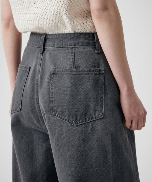 MUSINSA STANDARD WOMAN(ムシンサスタンダードウーマン)の「ウーマンズツイストセミバルーンデニムパンツ【グレー】(デニムパンツ・レディース・その他・30/24/25/26/27)」の4枚目の写真