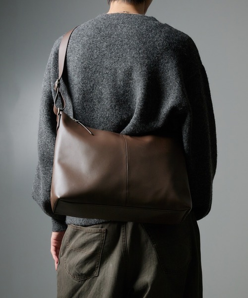 Adoon plain（アドーンプレーン）の「2-WayArtificial Grain  Shoulder Bag / 2Way合皮ショルダーバッグ（ショルダーバッグ・メンズ・ブラック/ブラウン・FREE）」の7枚目の写真