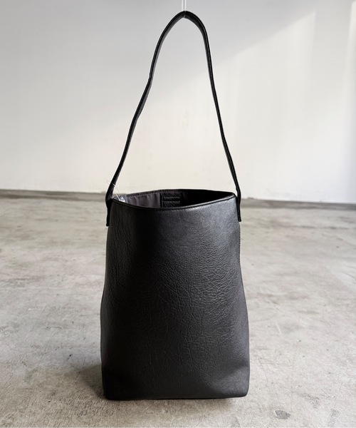 AT CREATION(アットクリエイション)の「EM : AT アット レザーバケットバッグ 軽量約275g A5 ワンショルダー アトラスショルダー(ショルダーバッグ・レディース・ブラウン/キャメル/アイボリー/ブラック・FREE)」の3枚目の写真
