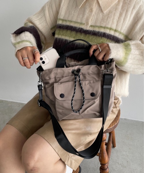 210nouve（トゥージュヌーブ）の「【2WAY】アウトポケット ドロスト ショルダー/ハンドバッグ（ハンドバッグ・レディース・ベージュ/ブラック/グリーン/レッド・FREE）」の3枚目の写真