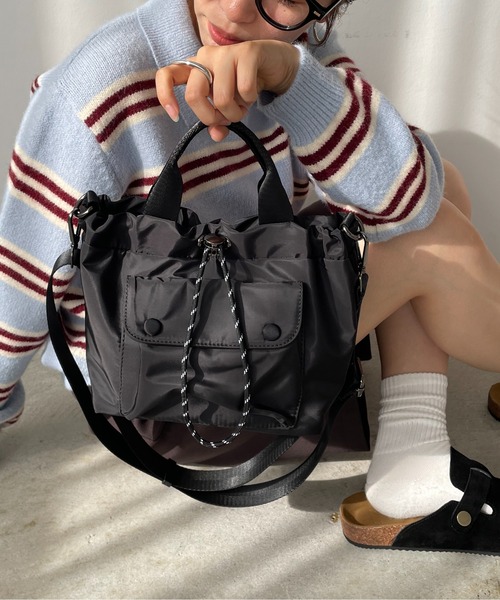 210nouve（トゥージュヌーブ）の「【2WAY】アウトポケット ドロスト ショルダー/ハンドバッグ（ハンドバッグ・レディース・ベージュ/ブラック/グリーン/レッド・FREE）」の2枚目の写真