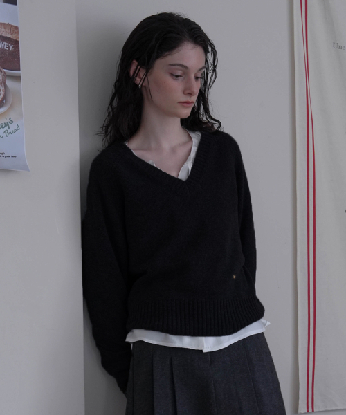 DEHEVE（デヘヴェ）の「Wool V-neck Knit [Black]（ニット/セーター・レディース・ブラック・FREE）」の5枚目の写真