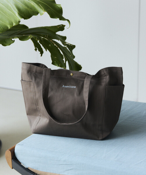 AMERICANA（アメリカーナ）の「Americana × Firsthand/アメリカーナ 別注 エンブロイダリー トート M / サイドポケット付き トートバッグ / A4収納可能（トートバッグ・レディース・ブルーグリーン/ダークブラウン/ピンク/レモンイエロー・FREE）」の2枚目の写真