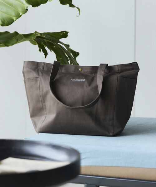 AMERICANA（アメリカーナ）の「Americana × Firsthand/アメリカーナ 別注 エンブロイダリー トート M / サイドポケット付き トートバッグ / A4収納可能（トートバッグ・レディース・ブルーグリーン/ダークブラウン/ピンク/レモンイエロー・FREE）」の6枚目の写真
