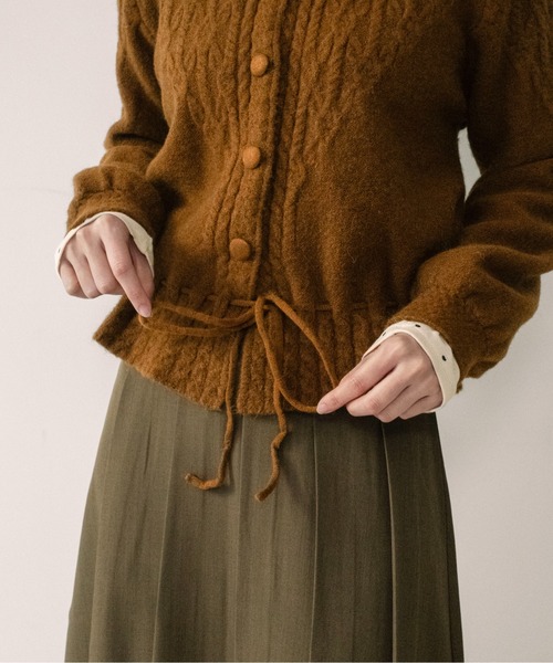 on:nue（オンニュ）の「【on:nue】[着用動画あり！] ケーブル編みペプラムショートカーディガン（カーディガン/ボレロ・レディース・ブラウン/グレー/アイボリー・FREE）」の3枚目の写真