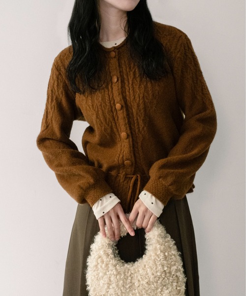 on:nue（オンニュ）の「【on:nue】[着用動画あり！] ケーブル編みペプラムショートカーディガン（カーディガン/ボレロ・レディース・ブラウン/グレー/アイボリー・FREE）」の4枚目の写真