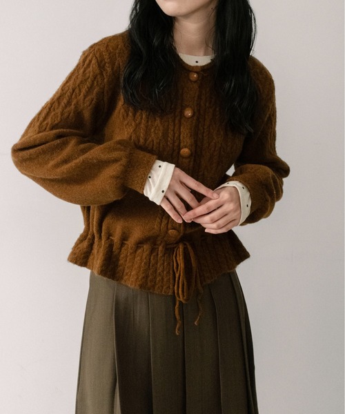 on:nue（オンニュ）の「【on:nue】[着用動画あり！] ケーブル編みペプラムショートカーディガン（カーディガン/ボレロ・レディース・ブラウン/グレー/アイボリー・FREE）」の5枚目の写真