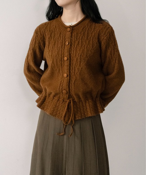 on:nue（オンニュ）の「【on:nue】[着用動画あり！] ケーブル編みペプラムショートカーディガン（カーディガン/ボレロ・レディース・ブラウン/グレー/アイボリー・FREE）」の6枚目の写真