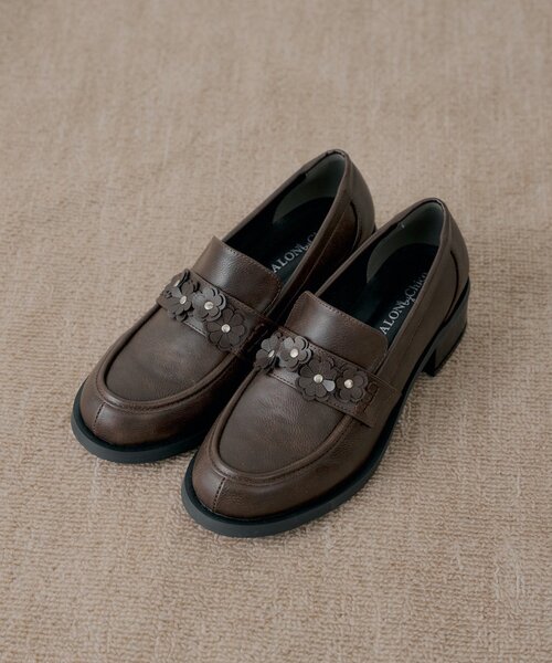Chico(チコ)の「【SALON by Chico】フラワーデザインヒールローファー(その他シューズ・レディース・ブラック/ブラウン・SMALL/MEDIUM/LARGE)」の1枚目の写真