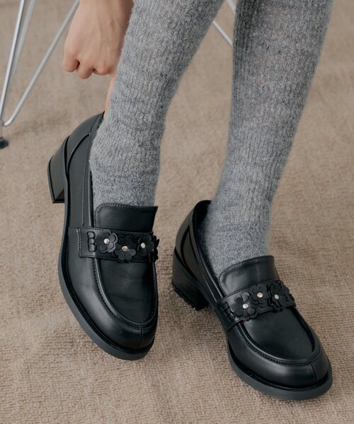 Chico(チコ)の「【SALON by Chico】フラワーデザインヒールローファー(その他シューズ・レディース・ブラック/ブラウン・SMALL/MEDIUM/LARGE)」の2枚目の写真