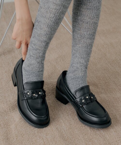 Chico(チコ)の「【SALON by Chico】フラワーデザインヒールローファー(その他シューズ・レディース・ブラック/ブラウン・SMALL/MEDIUM/LARGE)」の4枚目の写真