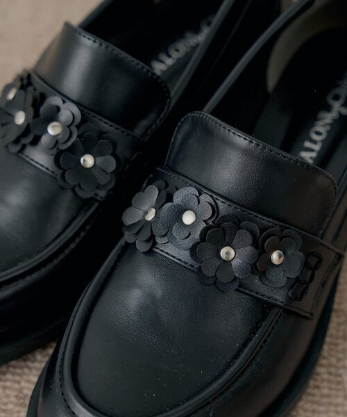 Chico(チコ)の「【SALON by Chico】フラワーデザインヒールローファー(その他シューズ・レディース・ブラック/ブラウン・SMALL/MEDIUM/LARGE)」の5枚目の写真