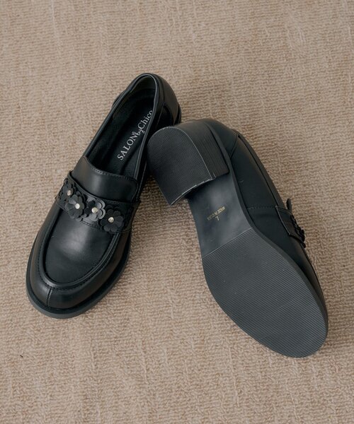 Chico(チコ)の「【SALON by Chico】フラワーデザインヒールローファー(その他シューズ・レディース・ブラック/ブラウン・SMALL/MEDIUM/LARGE)」の7枚目の写真