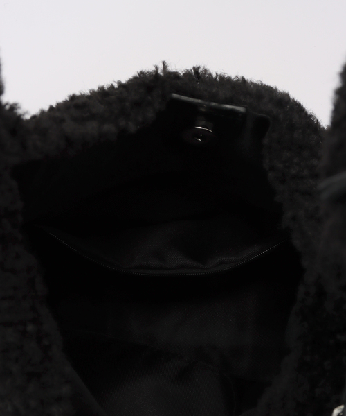 B.C STOCK（ベーセーストック）の「トライアングルファーBAG（ショルダーバッグ・レディース・ベージュ/ブラック・FREE）」の14枚目の写真