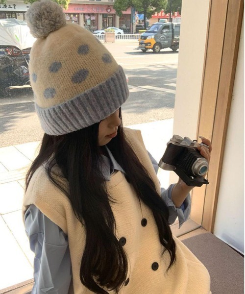 WEGO(ウィゴー)の「WEGO/【ドット柄】ポンポンドロップバイカラーニット(ニットキャップ/ビーニー・レディース・ブルー・FREE)」の2枚目の写真