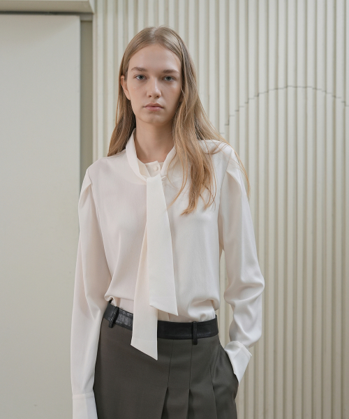 PAUL&ALICE(ポール&アリス)の「TIE BLOUSE / IVORY(シャツ/ブラウス・レディース・アイボリー・FREE)」の2枚目の写真