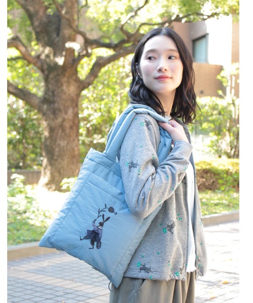SUPER HAKKA(スーパーハッカ)の「「glanta」SUPER HAKKA×保坂優子 「散歩の時間」プリント+刺繍 中綿入りトートバッグ(トートバッグ・レディース・ブルー/カーキ・FREE)」の7枚目の写真