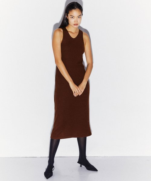KIMDOH（キムド）の「CROP TURTLENECK SWEATER V-NECK DRESS SET BROWN（ワンピース・レディース・その他・FREE）」の4枚目の写真